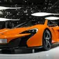 A Mc Laren 650 S dengan warna orange menampilkan desain yang futuristik, elegan dan sporty (AFP PHOTO / Fabrice Coffrini)