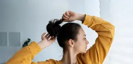Memiliki gaya rambut yang rapi namun tetap terlihat effortless sering menjadi pilihan banyak perempuan modern. Salah satu gaya yang kini semakin populer adalah low twisted ponytail dengan soft curls. (foto/dok: freepik)