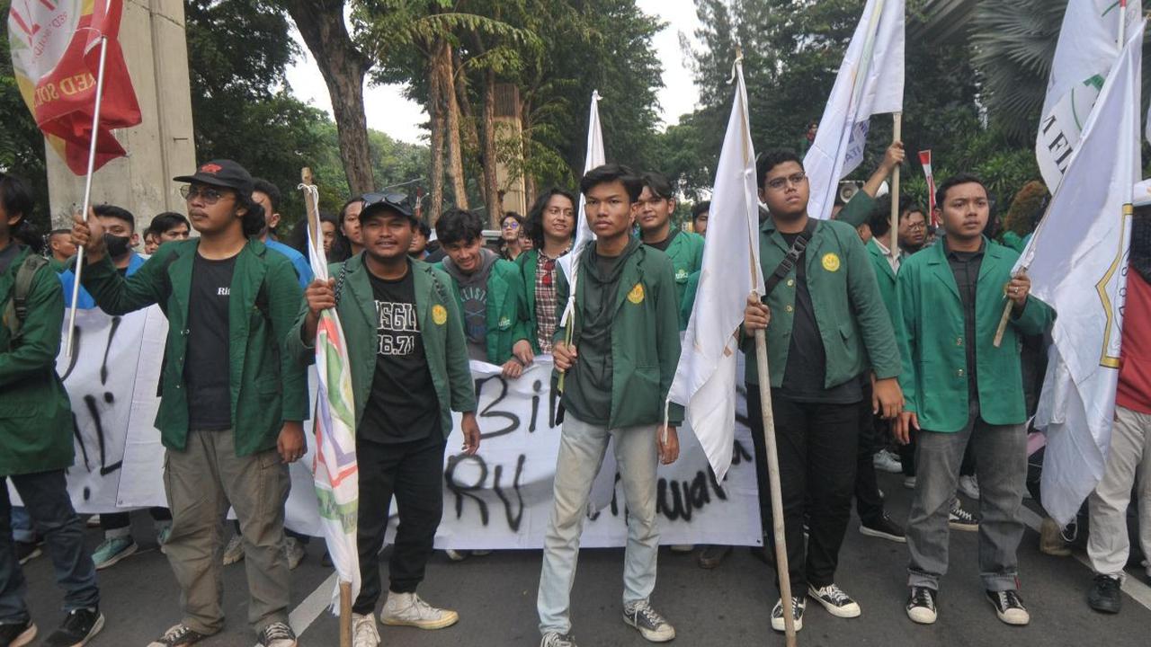 Puluhan mahasiswa menggelar aksi unjuk rasa di kawasan Gedung DPR RI, Jakarta, Jumat (16/8/2024). Aksi unjuk rasa yang bertepatan dengan momen pidato kenegaraan Presiden Joko Widodo di Sidang Tahunan MPR turut diwarnai aksi saling dorong antara mahasiswa 