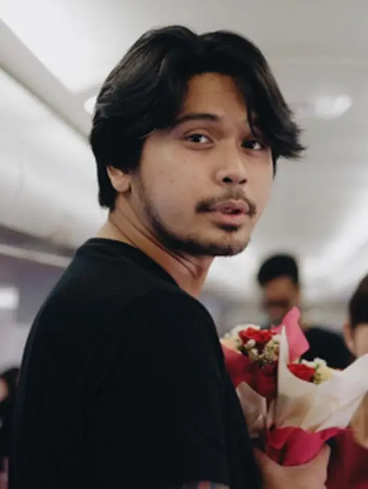 Petra Sihombing kebanjiran pujian dari Netizen dan penggemarnya dengan penampilan rambut gondrongnya yang maskulin. (viainstagram@petra_sihombing/Bintang.com)