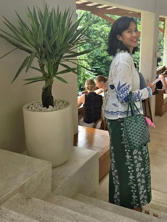 Bahkan kali ini Dian Sastro memadukannya dengan kebaya yang dikenakan. Boneka tersebut hadirkan gaya yang begitu unik. [Foto: Instagram/ Dian Sastrowardoyo]