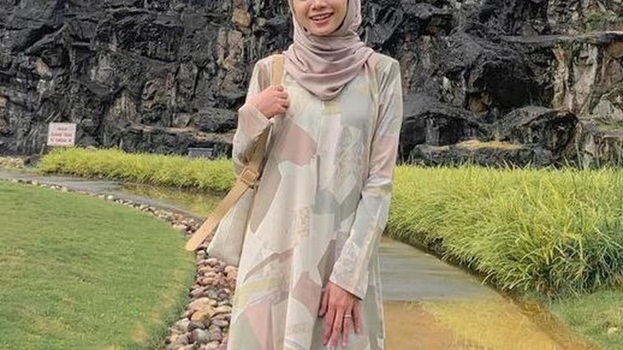 <b>Baju Kurung Berbahan Kain Batik&nbsp;</b>