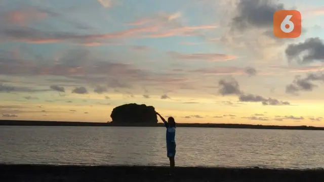 Pantai Parang Semar  Banyuwangi pada sore hari kelihatan indah dan mempesona (Hermawan Arifianto/Liputan6.com)