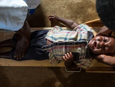 Petugas kesehatan mengukur tinggi badan seoarang anak pada saat program pencegahan kurang gizi yang disponsori oleh World Food Program di Pusat kesehatan di Mbau, Republik Demokratik Kongo (15/11). (AFP/ Eduardo Soteras)