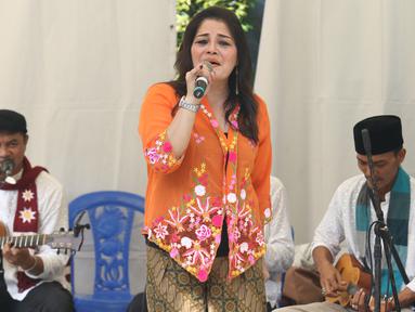 Vokalis dari kelompok Keroncong Tugu melantunkan lagu di TPS 04 Gambir, Jakarta Pusat, Rabu (19/4). Sekelompok pemusik keroncong dihadirkan di depan TPS untuk menghibur warga yang mencoblos pada Pilkada DKI 2017. (Liputan6.com/Angga Yuniar)