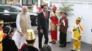 Presiden Joko Widodo (Jokowi) menyambut Perdana Menteri (PM) India, Narendra Modi di Istana Merdeka, Jakarta, Rabu (30/5). Kunjungan Modi ke Indonesia dilakukan untuk pertemuan bilateral kedua negara. (Liputan6.com/Angga Yuniar)