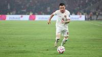 Pemain Timnas Indonesia, Calvin Verdonk menggiring bola saat melawan Filipina pada laga terakhir Grup F putaran kedua kualifikasi Piala Dunia 2026 Zona Asia di Stadion Utama Gelora Bung Karno (SUGBK) Senayan, Jakarta, Selasa (11/6/2024). (Bola.com/M Iqbal Ichsan)