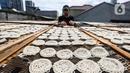 Pekerja menjemur hasil cetakan kerupuk mentah di UKM Kerupuk Melati, Jakarta, Rabu (16/12/2020). Pada masa pandemi COVID-19, UKM tersebut memproduksi kerupuk kurang lebih dua kuintal per hari atau menurun 40 persen dari kondisi normal. (Liputan6.com/Johan Tallo)