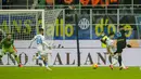 Lautaro Martinez mencetak gol untuk membawa Inter semakin menjauh. Menerima assist Joaquin Correa, Martinez melepas tembakan mendatar ke tiang jauh yang tak bisa dijangkau Ospina. (AP Photo/Antonio Calanni)