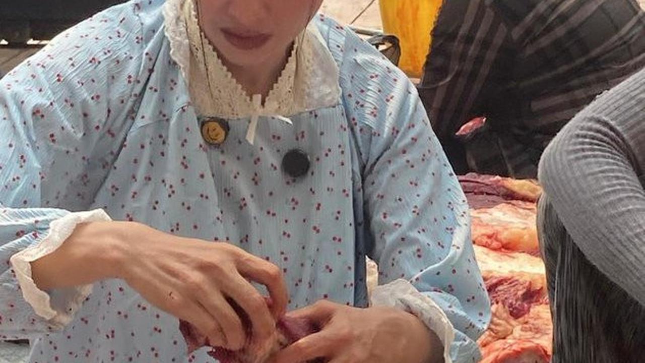 Potret Cantik Dewi Perssik Saat Potong dan Timbang Daging Kurban Idul Adha, Tampil Simple Pakai Piyama