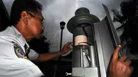 Petugas BMKG memeriksa alat pemantau cuaca di Stasiun Meteorologi BMKG Kemayoran, Jakarta. BMKG menyatakan cuaca wilayah Jabodetabek berpotensi hujan lebat disertai petir &amp; angin kencang.(Antara)