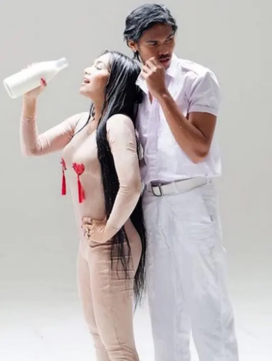 Banyak warga net yang mengatakan bahwa Denada sangat mengumbar auratnya, dan hal itu dilarang oleh Agama yang dianut Denada. "Aurat yang kelihatan akan dipertanggungjawabkan di akhirat," kata akun @emni.meni. (Instagram/denadaindonesia)