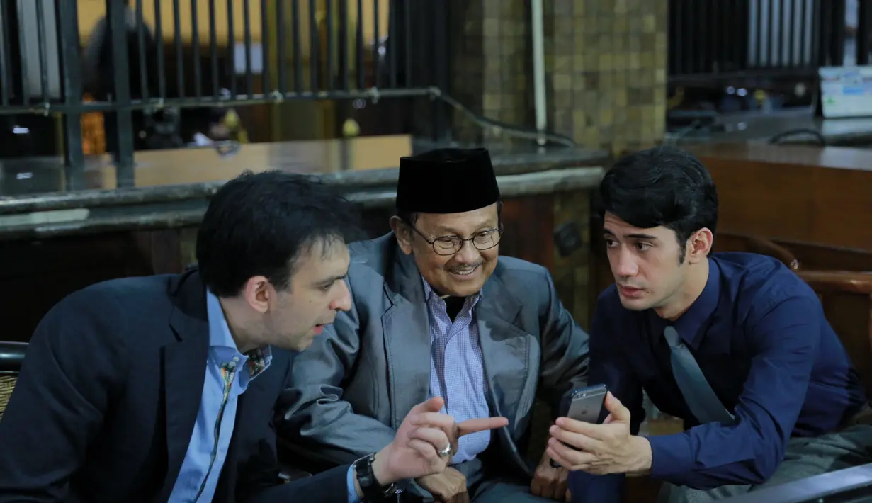 Syuting film Rudy Habibie sempat berhenti lantaran pemeran utamanya, Reza Rahadian sakit dan beberapa hari menjalani perawatan di rumah sakit. (Adrian Putra/Bintang.com)