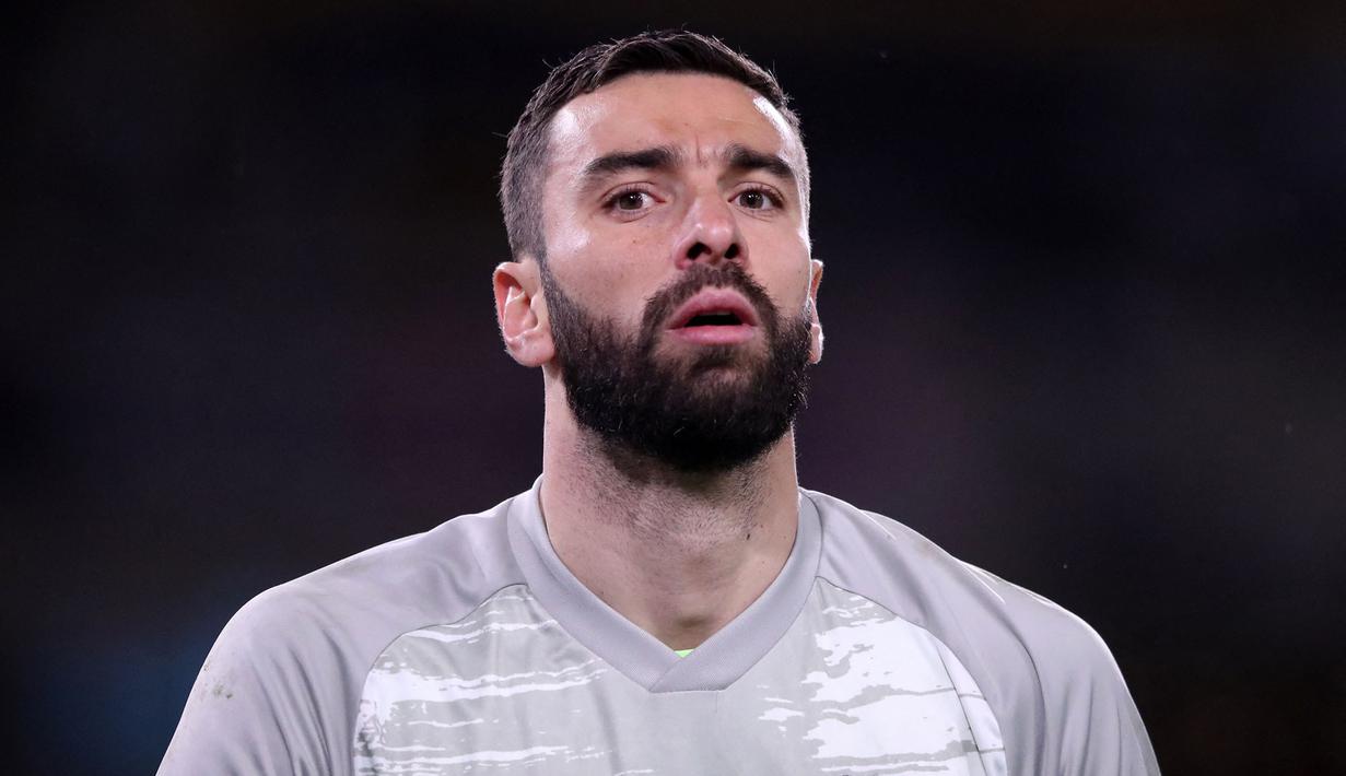 Rui Patrício didatangkan oleh Roma dari Wolves pada musim ini dengan biaya 11,5 juta euro. Ia mampu tampil mengejutkan hingga pekan ini dengan koleksi empat clean sheet di Liga Italia. (AFP/Alex Pantling)