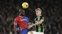 Jean-Philippe Mateta (kiri) berduel dengan&nbsp;Jan Paul van Hecke saat tuan rumah Crystal Palace menjamu Brighton di Selhurst Park pada pekan 18 Liga Inggris 2023/2024, Jumat (22/12/2023) dini hari WIB. (Adam Davy/PA via AP)