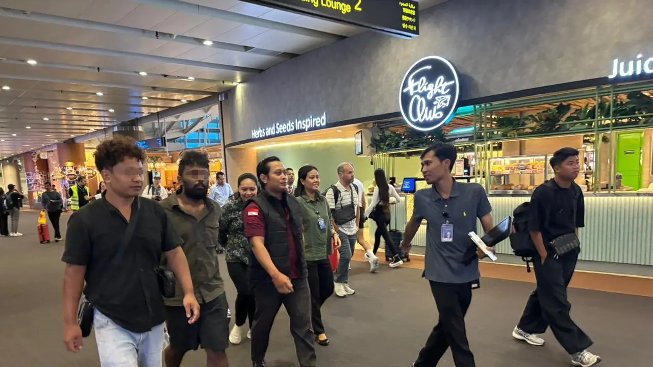 Dua warga negara India berinisial R (24) dan HD (34) dideportasi dari Bandara Internasional I Gusti Ngurah Rai pada Kamis 2 April 2026.