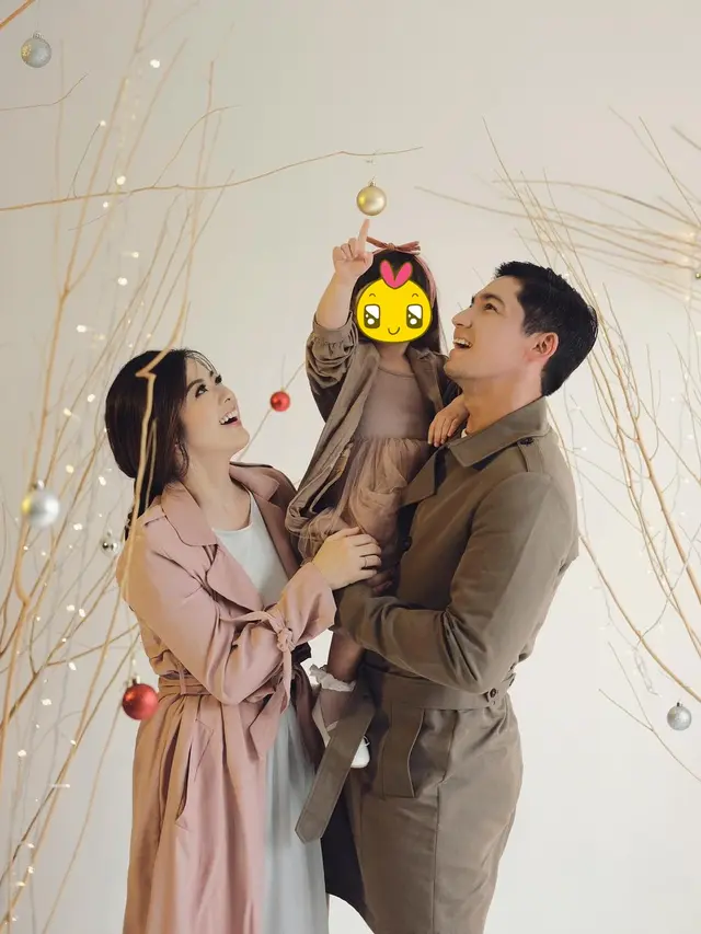 6 Gaya Pemotretan Franda dan Keluarga Bertema Natal, Penuh Kebahagiaan