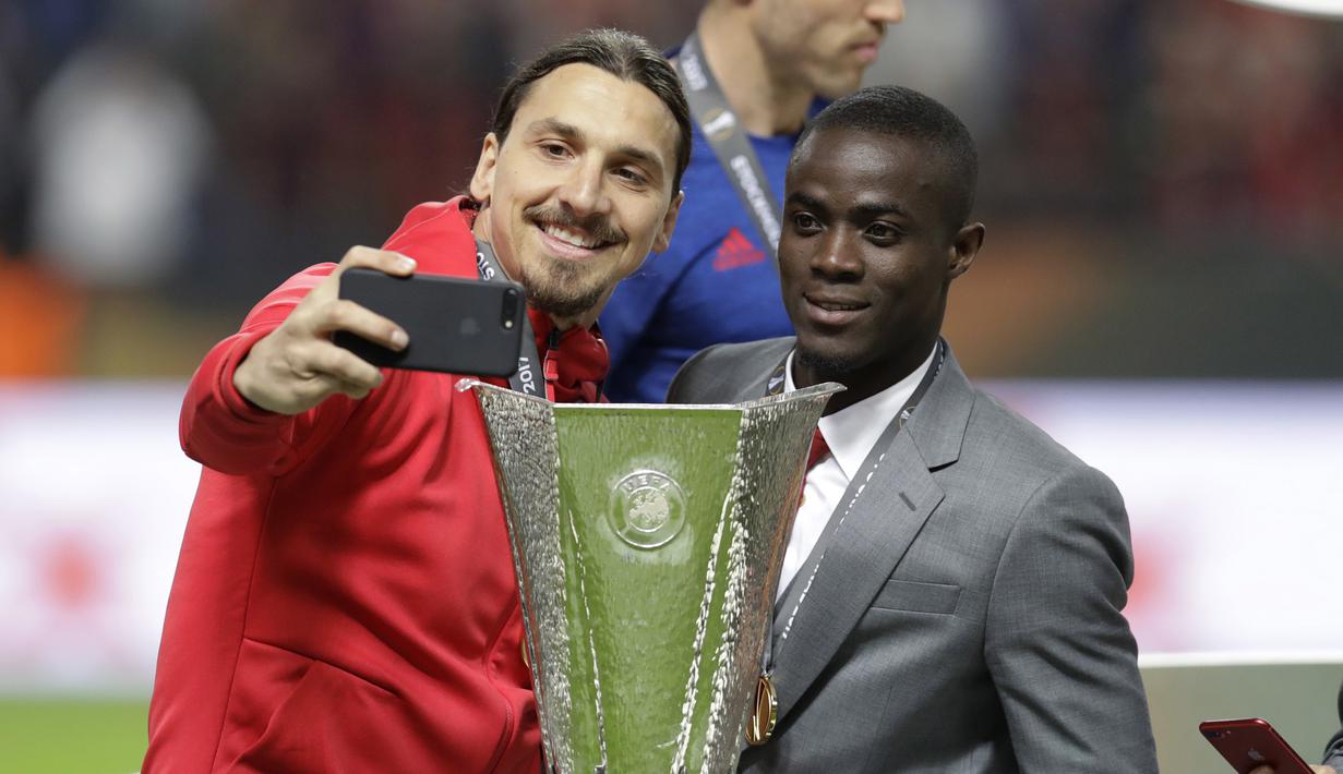 Striker Manchester United, Zlatan Ibrahimovic, berfoto di depan trofi Liga Europa usai timnya mengalahkan Ajax di Stadion Friends Arena, Stockholm, (24/5/2017). Ibrahimovic resmi kembali perkuat Manchester United. (AP/Michael Sohn)