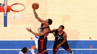 Aksi DeMar DeRozan (pegang bola) saat Toronto Raptors menundukkan tuan rumah New York Knicks 110-97, Minggu (9/4/2017). (Twitter/Toronto Nations)