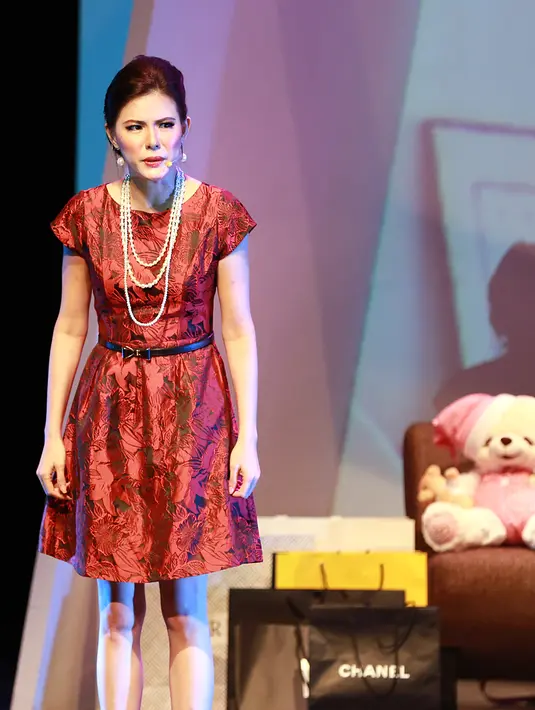 Tokoh Renata yang diperankan Olga Lydia Berkarakter tentang perempuan berkelas dan baik-baik saja, namun memendam kegalauan diakibatkan oleh sang suami yang sudah jarang pulang. (Deki Prayoga/Bintang.com)