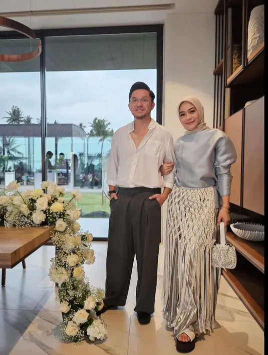 Dian Ayu Lestari terlihat santun dengan atasan satin abu-abu polos dan pleated skirt warna silver [@dianayulestari]