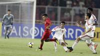 Gelandang Indonesia, Todd Rivaldo Ferre, berusaha melewati pemain Uni Emirat Arab (UEA) pada laga AFC di SUGBK, Jakarta, Rabu (24/10/2018). Indonesia menang 1-0 atas UEA. (Bola.com/M Iqbal Ichsan)