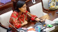 Menteri Keuangan Sri Mulyani Indrawati mengikuti rapat kerja dengan Komisi XI DPR di Kompleks Parlemen, Senayan, Jakarta, Rabu (19/1/2022). Rapat kerja tersebut terkait evaluasi APBN tahun 2021 dan Pemulihan Ekonomi Nasional (PEN) 2021 serta rencana PEN 2022. (Liputan6.com/Angga Yuniar)