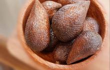 Tak Asal Dikupas, Begini Cara Makan Buah Salak yang Benar