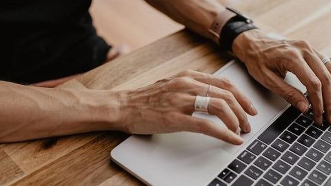 Di bagian bawah halaman atau akhir naskah, angka tersebut diikuti oleh kutipan, penjelasan, atau referensi yang relevan.