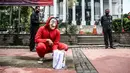 Seorang mahasiswa dari Mahasiswa Independen secara simbolis membakar salinan naskah UU Cipta Kerja di depan Gedung MK, Jakarta, Selasa (27/10/2020). Mahasiswa menyatakan aksi tersebut bentuk ketidakpercayaan kepada MK bila proses uji materi UU Cipta Kerja dilakukan. (Liputan6.com/Faizal Fanani)