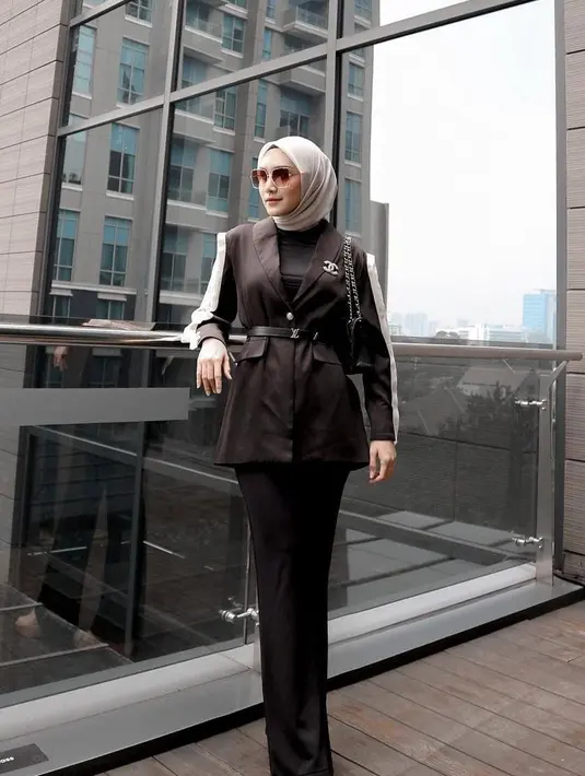 Untuk kamu yang suka warna hitam, Melody punya gaya busana yang cocok untuk digunakan. Seperti ini contohnya. [instagram/melodyprima]