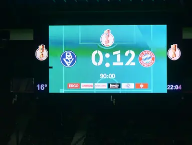 Layar menunjukkan hasil akhir 0-12 setelah pertandingan sepak bola putaran pertama Piala Jerman (DFB Pokal) Bremen SV vs Bayern Munchen, di Bremen, Jerman utara (25/8/2021).  (AFP/Patrik Stollarz)