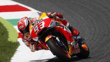 Aksi pembalap Repsol Honda, Marc Marquez pada MotoGP Italia 2018 di Sirkuit Mugello. (AP Photo/Antonio Calanni)