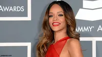 Rihanna Selalu Belikan Barang-barang Mahal untuk Saudaranya
