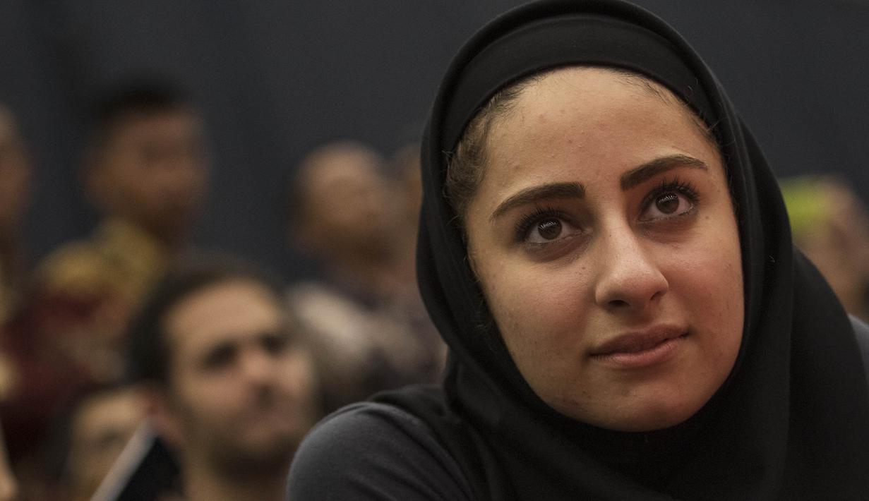 Seorang karateka berparas cantik tampak serius menonton rekannya bertanding pada Kejuaraan Dunia Karate Junior, Cadet dan U-21 2015 di ICE, Tangerang. (Bola.com/Vitalis Yogi Trisna) 