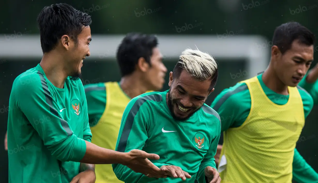 Gelandang Persib, Zulham Zamrun, kompak bersama bek Persija, Gunawan Dwi Cahyo, saat latihan bersama Timnas Indonesia di Lapangan SPH Sentul, Jawa Barat, Kamis (1/12/2016). (Bola.com/Vitalis Yogi Trisna)