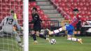 Striker Barcelona, Francisco Trincao (tengah) melepaskan umpan di daerah pertahanan Granada dalam laga perempatfinal Copa del Rey 2020/21 di Nuevo Los Carmenes Stadium, Rabu (3/2/2021). Barcelona menang 5-3 (2-2) atas Granada melalui babak extra time. (AFP/Jorge Guerrero)