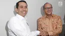 Presidium KAHMI, Kamrussamad (kiri) bersalaman dengan Ketua Umum Kadin, Rosan Roeslani (kanan) di Jakarta, Kamis (23/11). Pertemuan membahas sinergi memperkuat penetrasi pasar maupun peningkatan kualitas produk UMKM. (Liputan6.com/Pool/KAHMI)