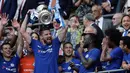 Penyerang Chelsea, Olivier Giroud mengangkat trofi Piala FA usai pertandingan melawan Manchester United pada babak final Piala FA di stadion Wembley di London (19/5). Chelsea mengalahkan MU 1-0. (AP Photo / Tim Ireland)