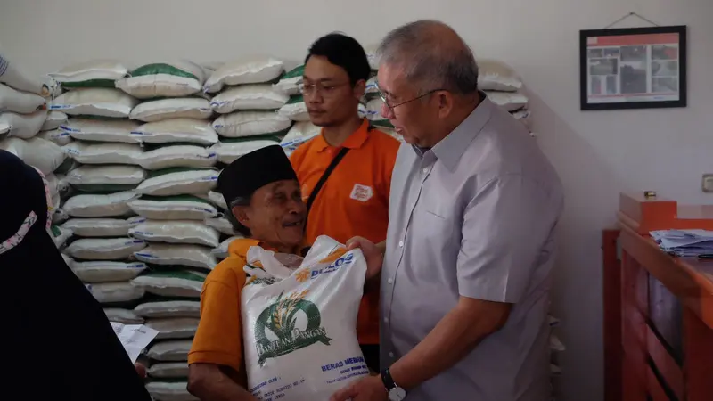 Direktur Utama Perum BULOG Bayu Krisnamurthi yang memantau langsung Penyaluran Bantuan Beras di Kantor Pos Sukasari, Kota Bogor (15/02)