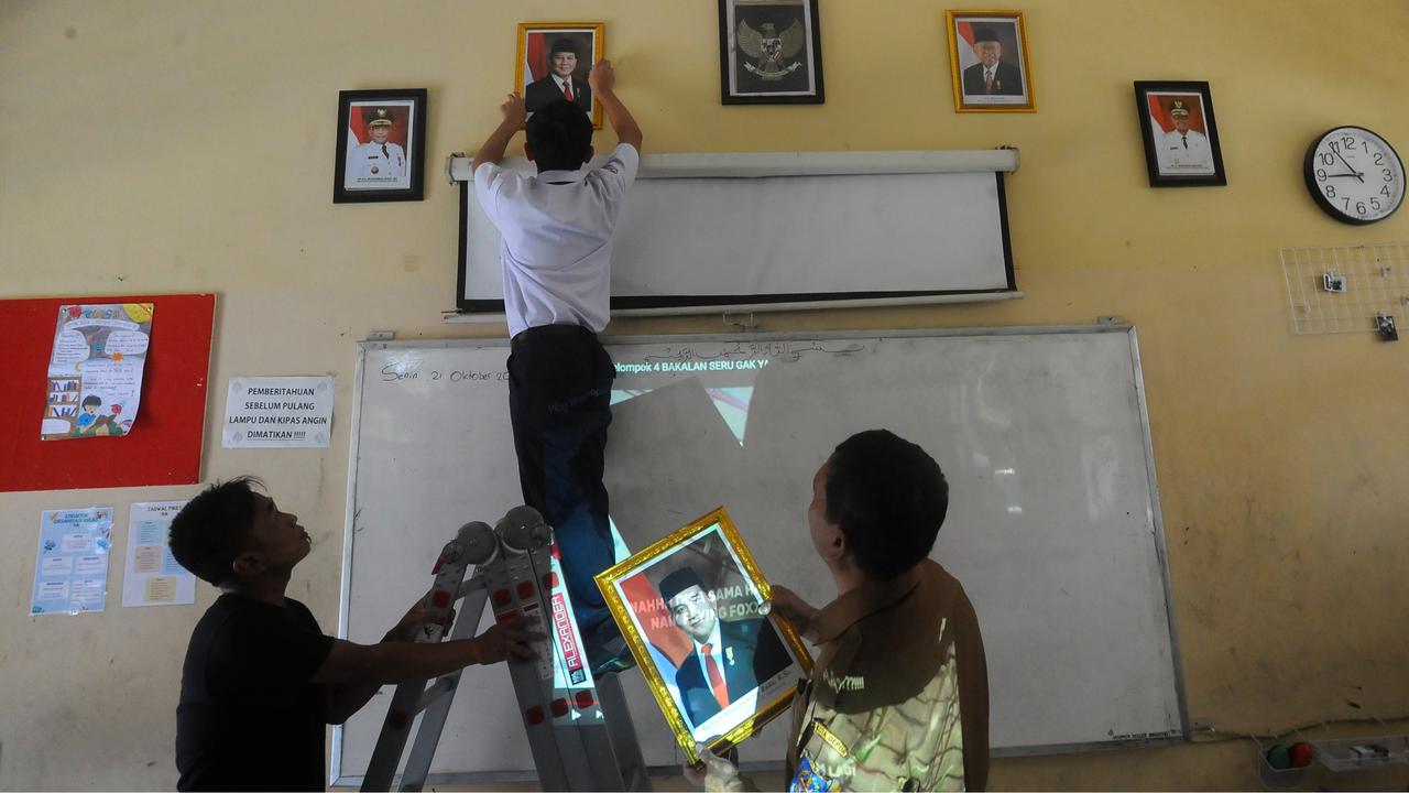 Murid sekolah pasang foto Presiden Prabowo di ruang kelas