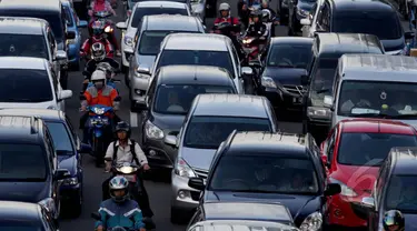 Kendaraan bermotor melintas di persimpangan Jalan Medan Merdeka Timur, Jakarta, Rabu (14/1/2015). (Liputan6.com/Faizal Fanani)