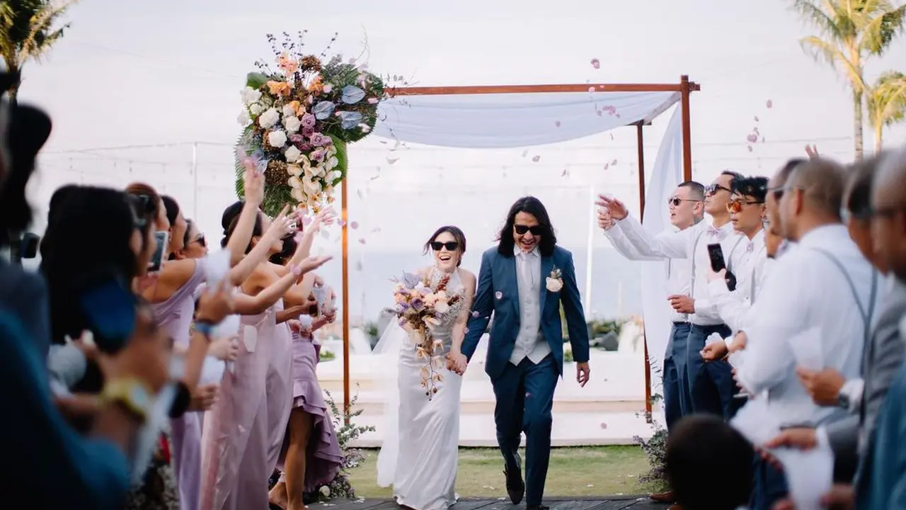 Busana Effortless Ello dan Cindy Maria di Pernikahan Romantis Pinggir Pantai