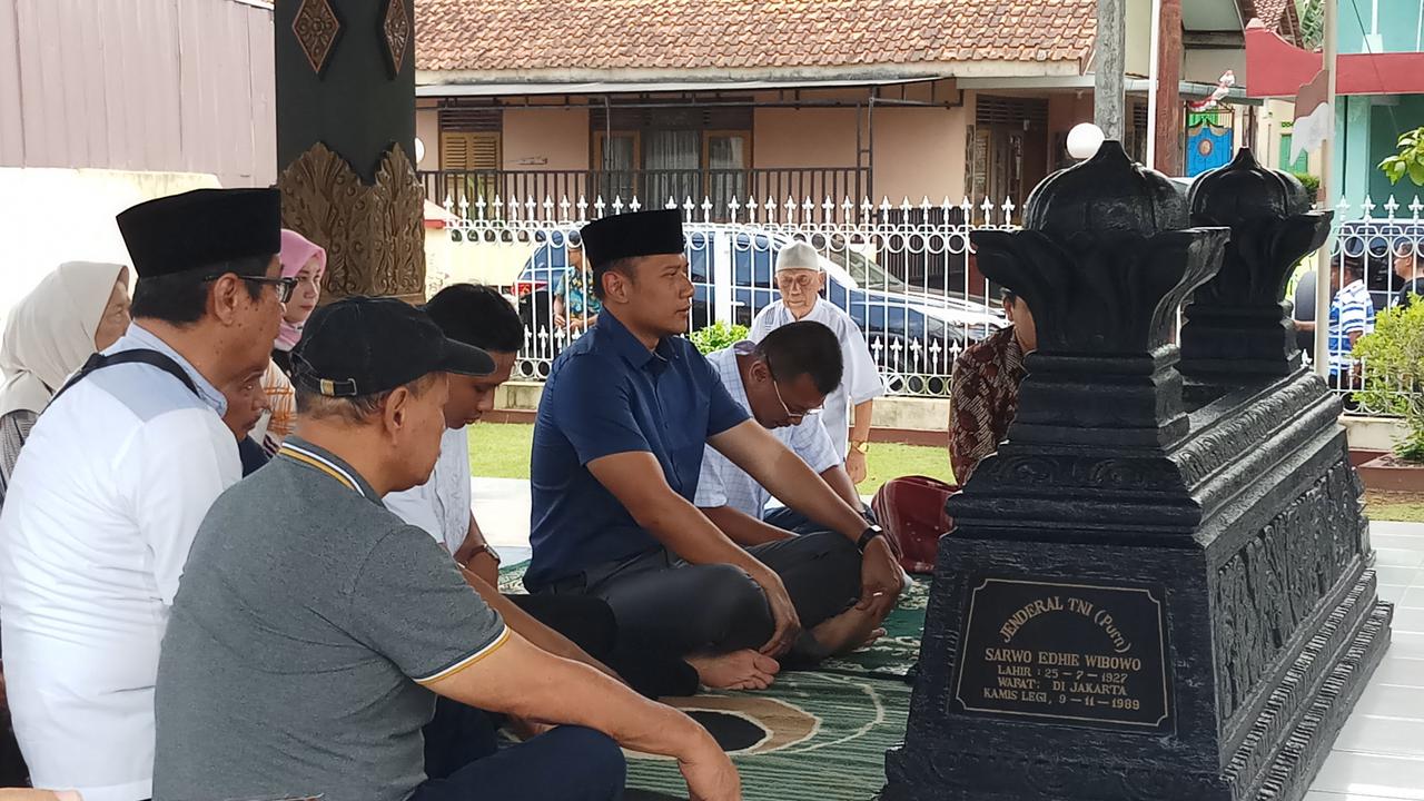AHY berziarah ke makam kakeknya Sarwo Edhie Wibowo