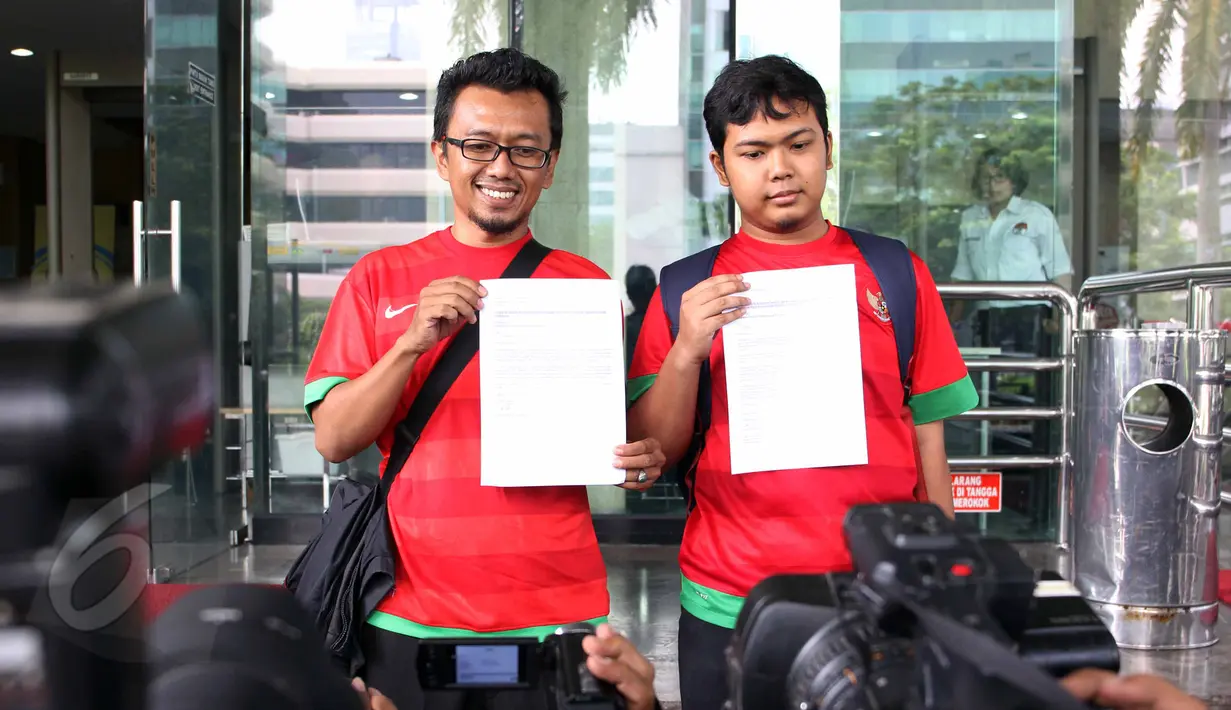 Perwakilan dari Komunitas Suporter Antikorupsi (KORUPSSI) memperlihatkan surat laporan dugaan korupsi PSSI di kantor KPK, Senin (8/6/2015). (Liputan6.com/Helmi Afandi)