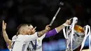 Kapten Real Madrid Sergio Ramos berswafoto bersama Gareth Bale sambil memegang piala usai Real Madrid memenangkan pertandingan Liga Champions di Stadion Cardiff, Wales (3/6). (AFP Photo/Adrian Dennis)