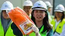 Menteri Energi, Ilmu Pengetahuan, Teknologi, Lingkungan dan Perubahan Iklim (MESTECC) Yeo Bee Yin (tengah) menunjukkan contoh limbah plastik dari Australia yang akan dikembalikan ke negara asal di Port Klang, sebelah barat Kuala Lumpur, Malaysia, Selasa (28/5/2019). (Mohd RASFAN/AFP)