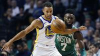 Curry tak mampu berbuat banyak saat Warriors kalah dari Celtics     (AP Photo/Michael Dwyer)