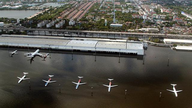 20151211-Pendaratan-Pesawat-Dailymail