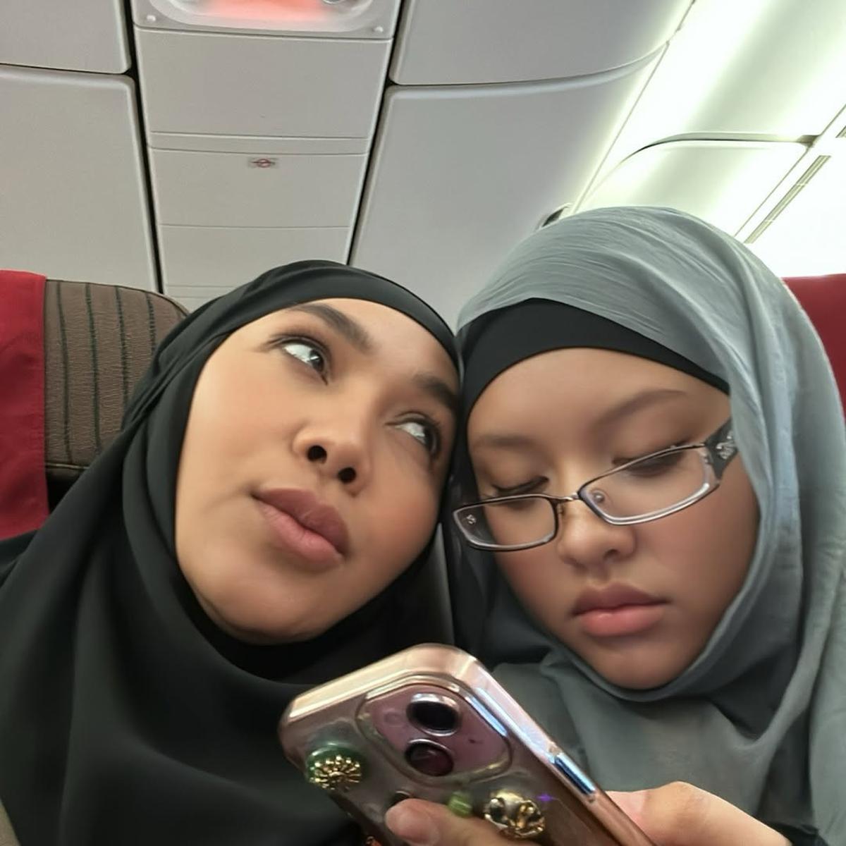 3 Potret Armand Maulana dan Dewi Gita Ajak Anak Pergi Umrah, Laksanakan Ibadah Sekeluarga